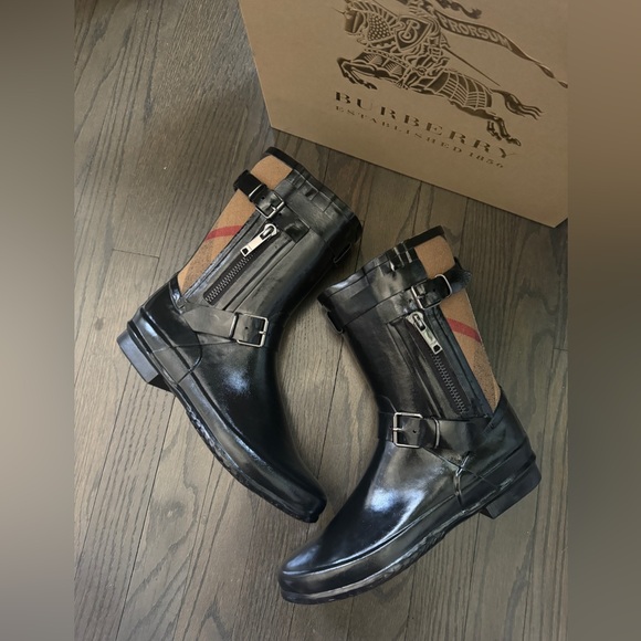 Burberry Shoes - Burberry New Buckle Rubber Rain Boots in Black Size 40 $450